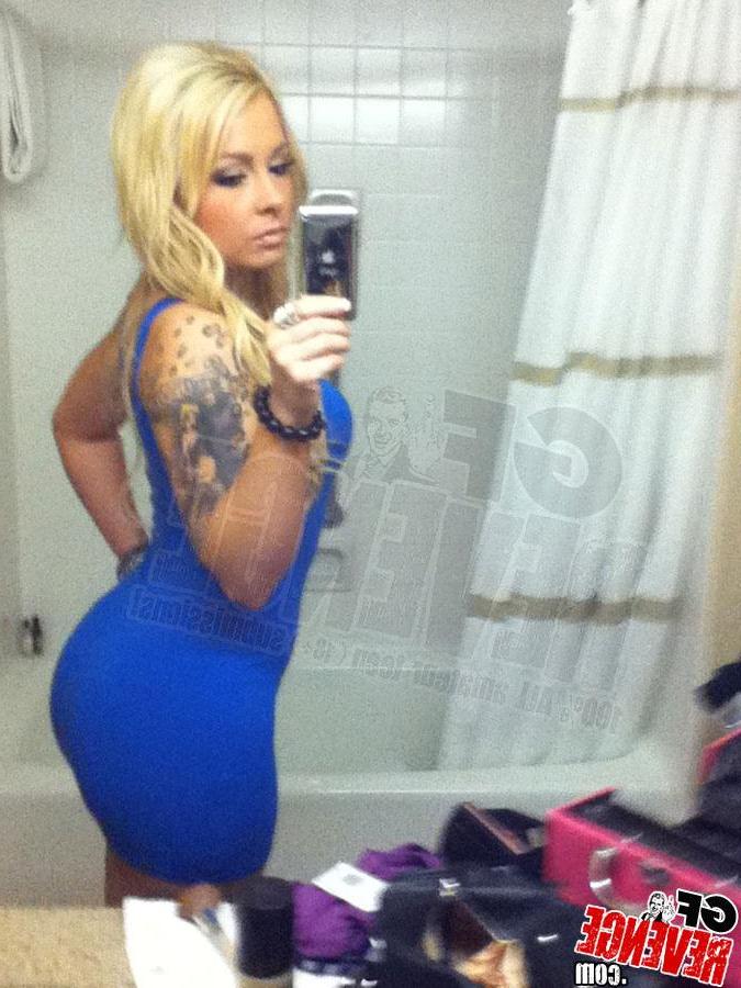12P Blonde GF takes selfies of her tattooed body