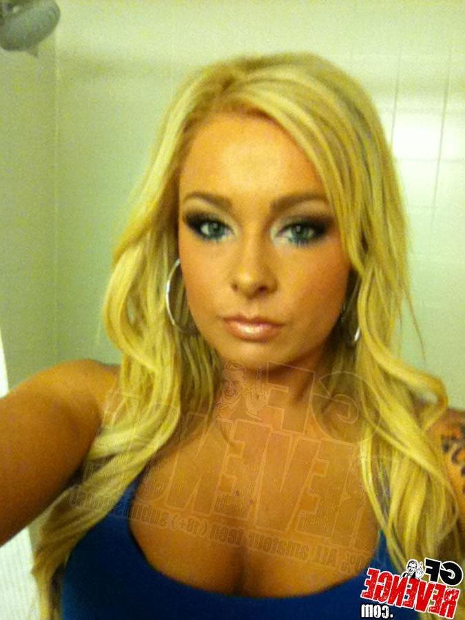 12P Blonde GF takes selfies of her tattooed body
