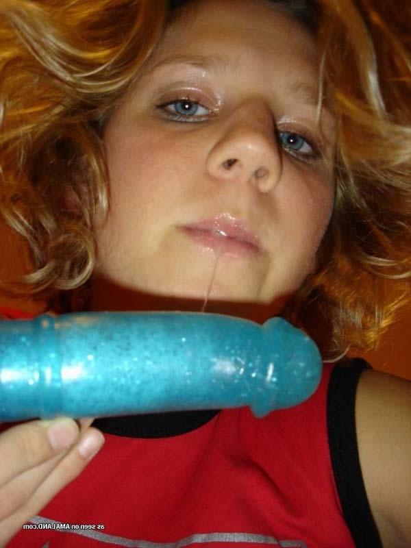 16P Pictures of an amateur naughty chick dildoing her twat