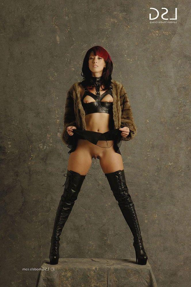16P Pictures of a hot nympho in boots