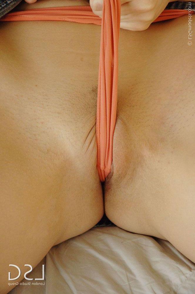 16P Pictures of a hot teen girl exposing her boobs