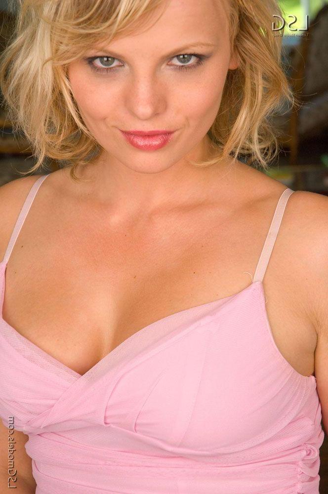 16P Pictures of a naked and horny blond teen