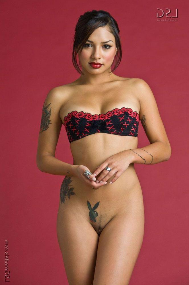 16P Pictures of a hot teen with tattoos