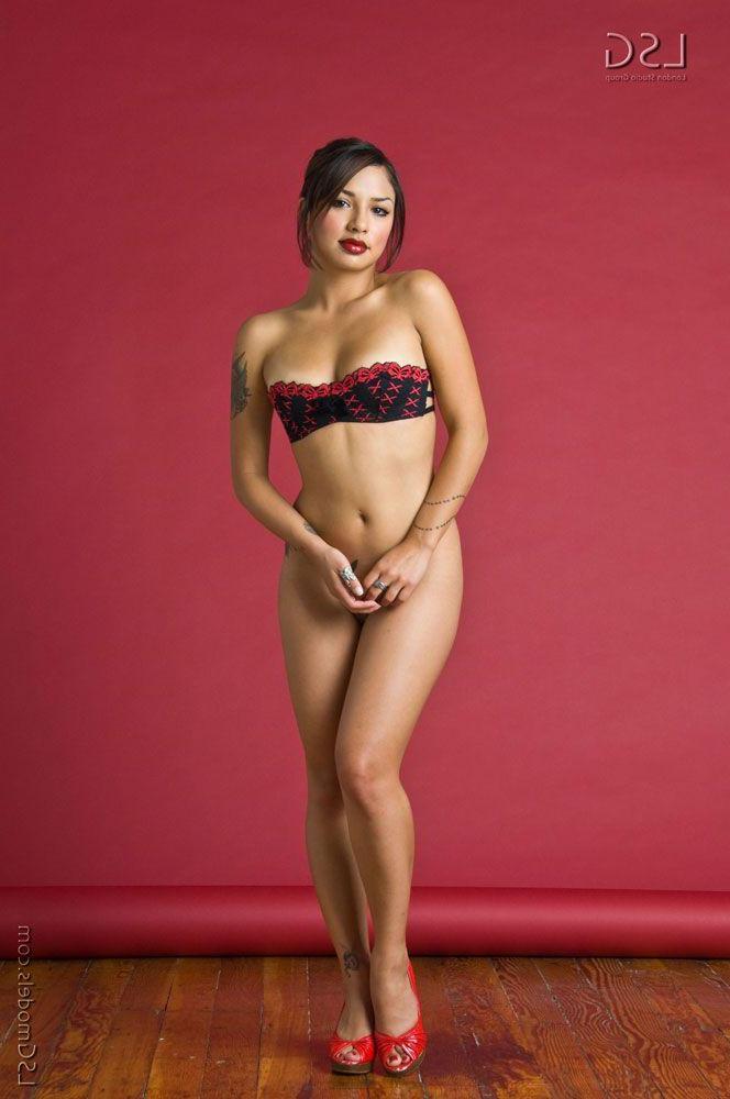 16P Pictures of a hot teen with tattoos