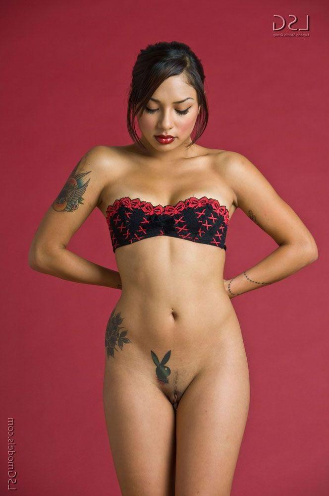 16P Pictures of a hot teen with tattoos