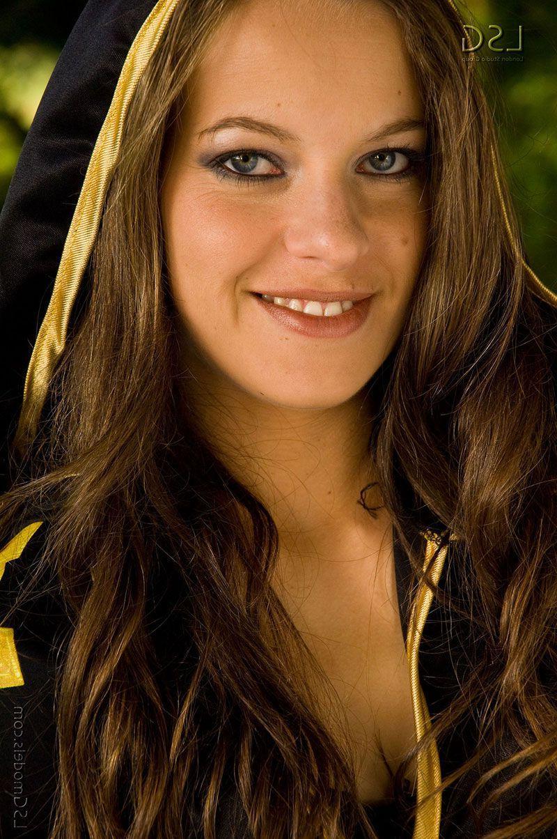 16P Pictures of a stunning brunette naked outside
