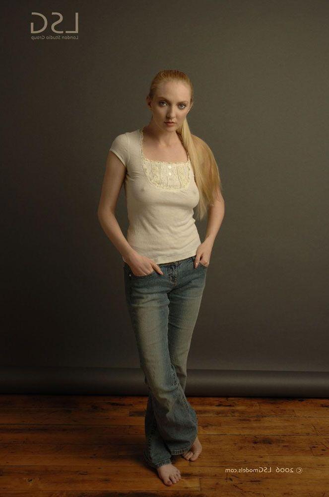 16P Pictures of a hot blond teen naked for you