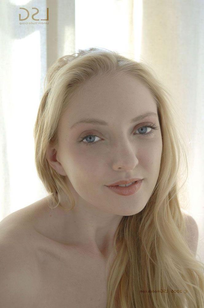 16P Pictures of a hot blond teen naked for you