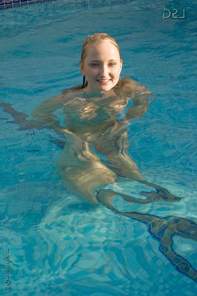 16P Pictures of a horny wet blond teen