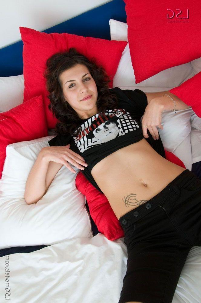 16P Pictures of a hot teen brunette spreading