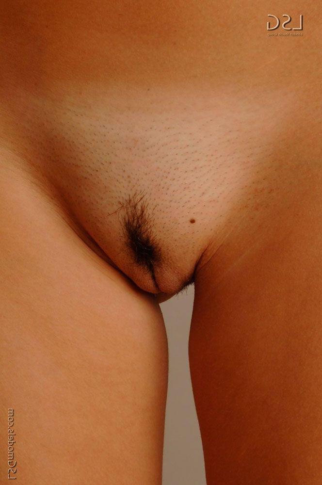 16P Pictures of a hot teen and her pussy