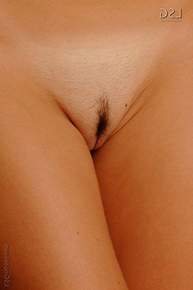 16P Pictures of a hot teen and her pussy