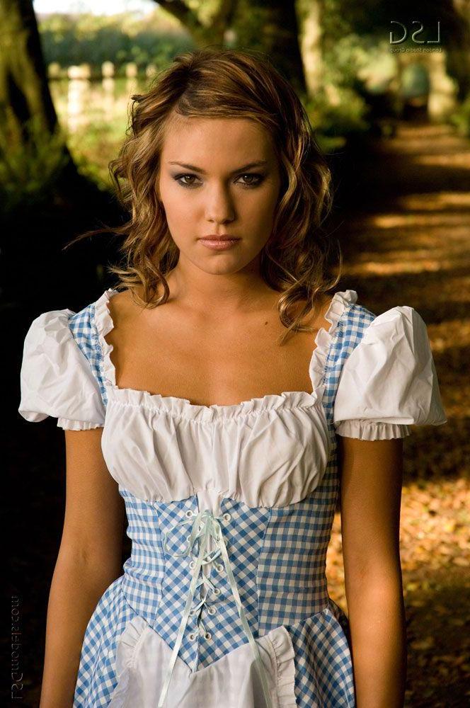 16P Pictures of a hot teen girl stripping outside