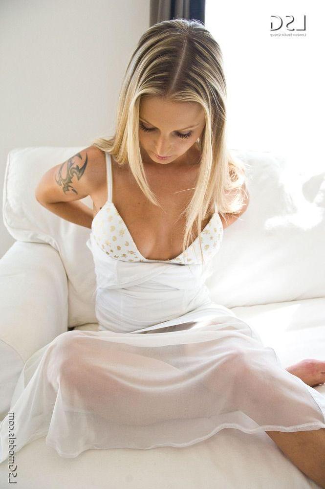 16P Pictures of a hot blond showing her pussy and legs
