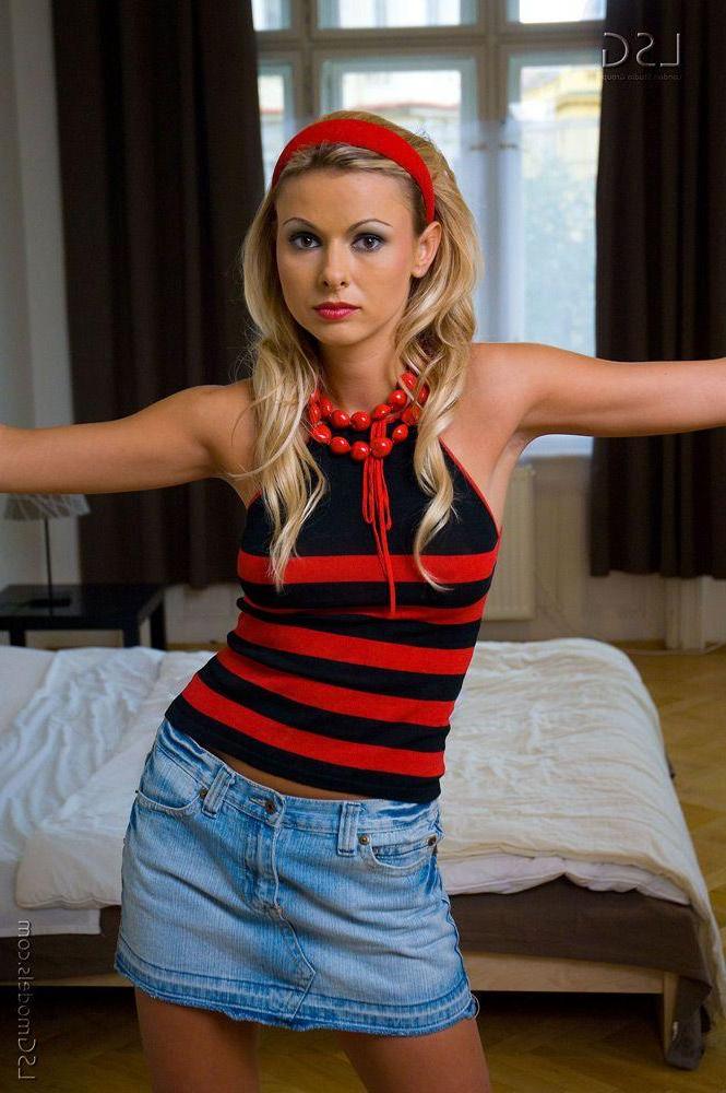 16P Pictures of a sexy blonde showing her nude body