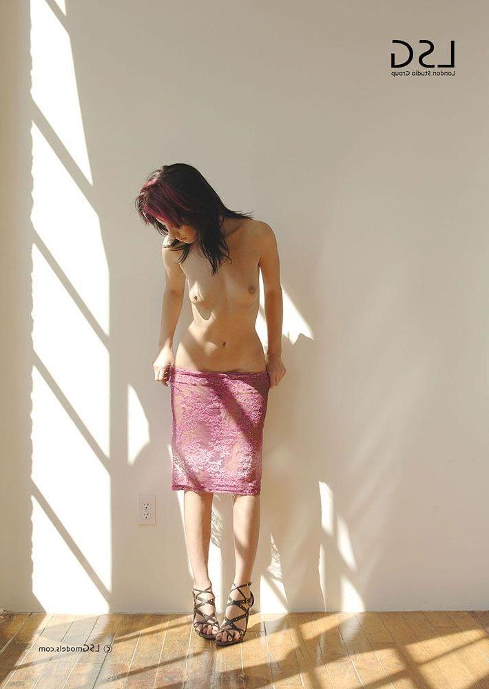 16P Pictures of a hot brunette teen showing her beautiful exposed body