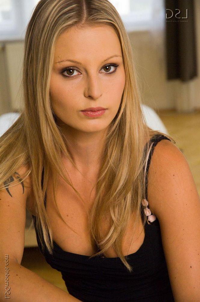 16P Pictures of a sexy teen fingering her pussy