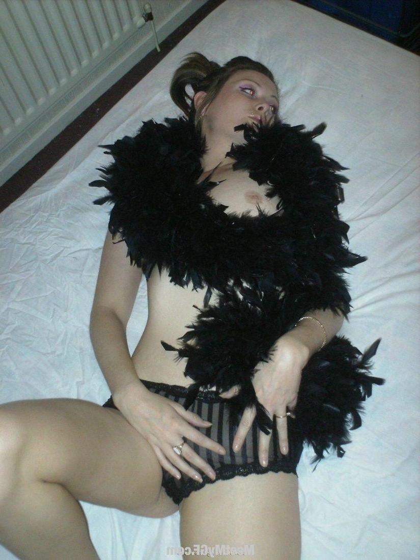 16P Pictures of stunning girlfriends having fun