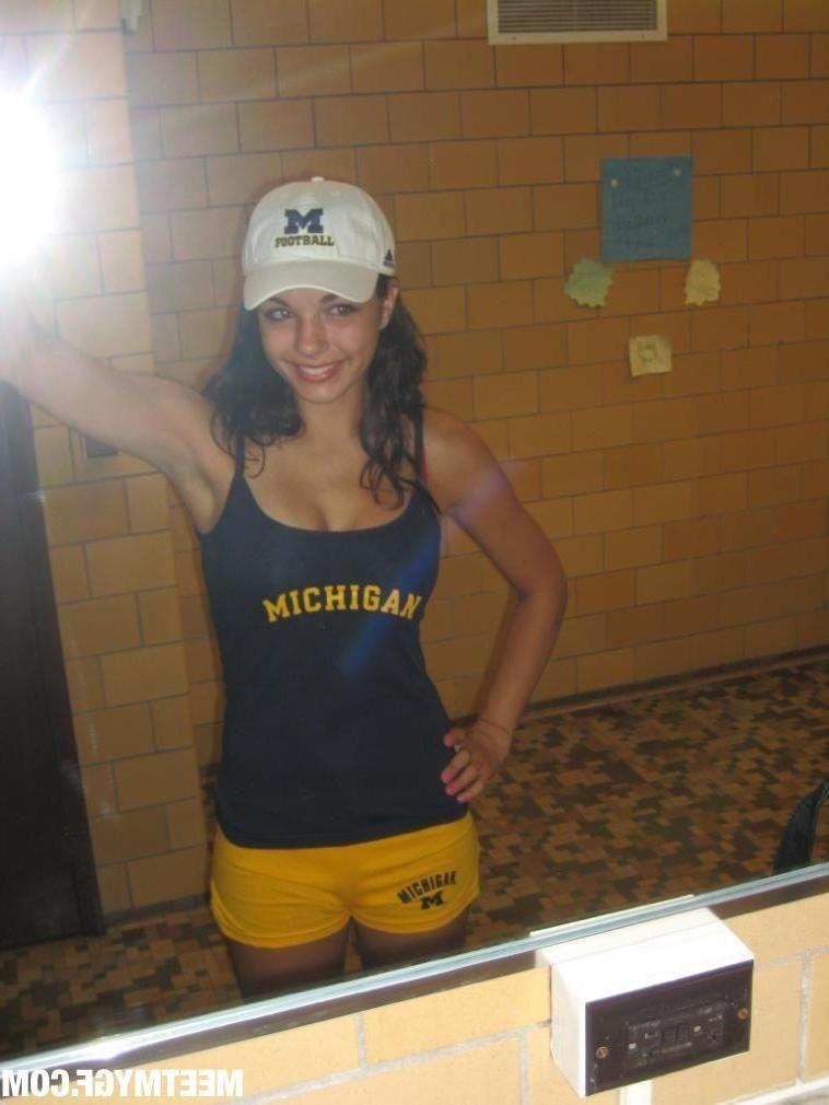 15P Pictures of gorgeous gfs flaunting their stuff