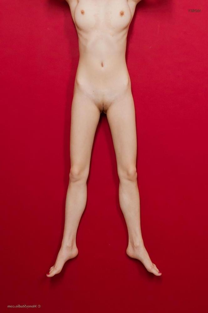 11P Redhead beauty Kristin shows off her fully nude body in the studio