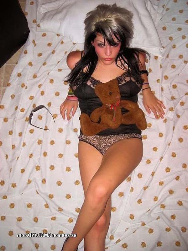 15P Pictures of gorgeous amateur rocker honeys