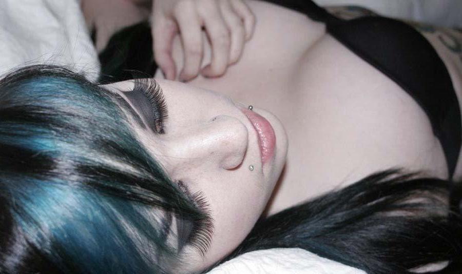 15P Pictures of a gorgeous alt girl flaunting for the camera