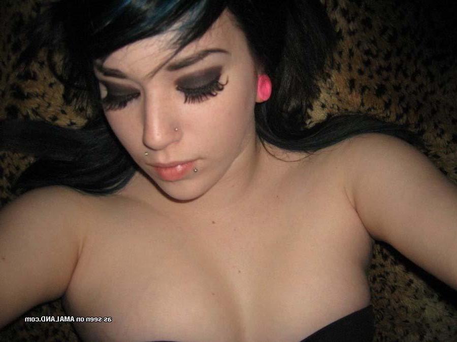 15P Pictures of a gorgeous alt girl flaunting for the camera