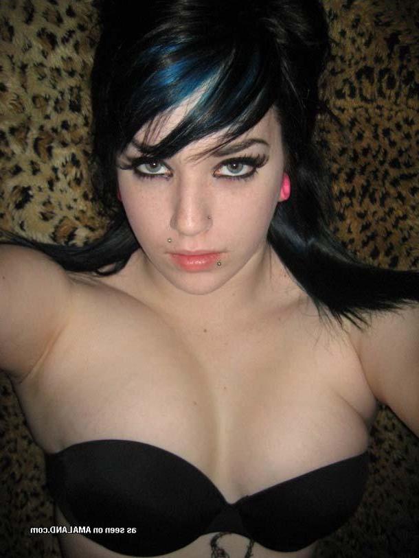 15P Pictures of a gorgeous alt girl flaunting for the camera
