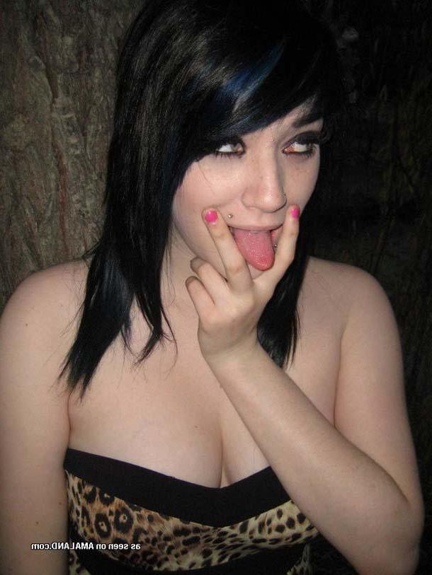 15P Pictures of a gorgeous alt girl flaunting for the camera