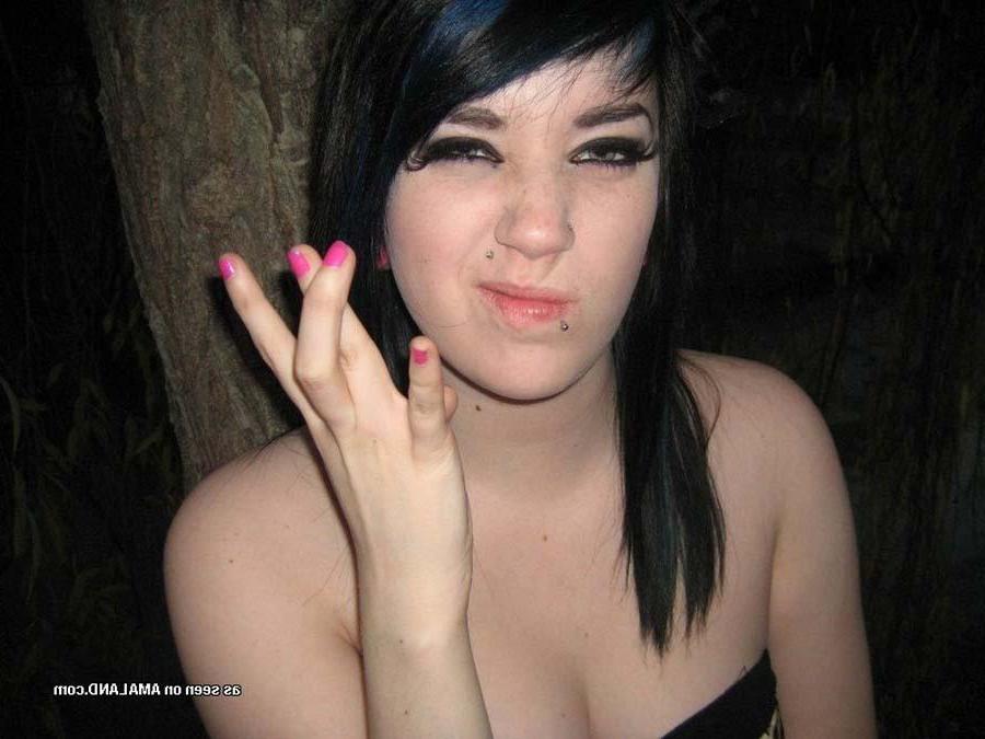 15P Pictures of a gorgeous alt girl flaunting for the camera