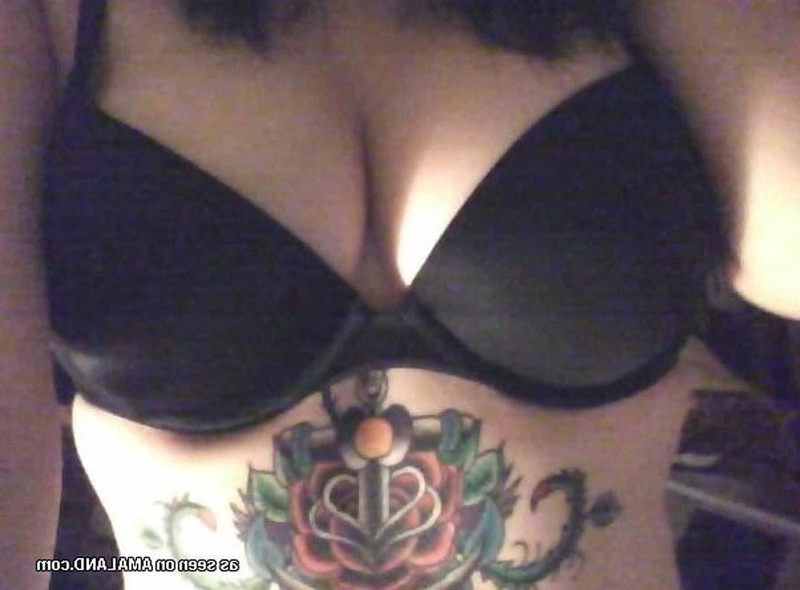 15P Pictures of a gorgeous alt girl flaunting for the camera