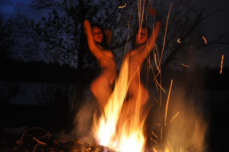 14P Wild nudist lesbo lovers doing dancing naked by the fire