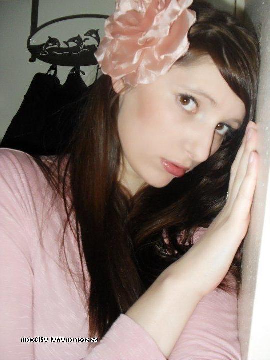 14P Sexy non-nude self-shooting brunette party girl