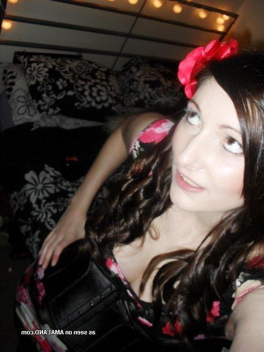 14P Sexy non-nude self-shooting brunette party girl