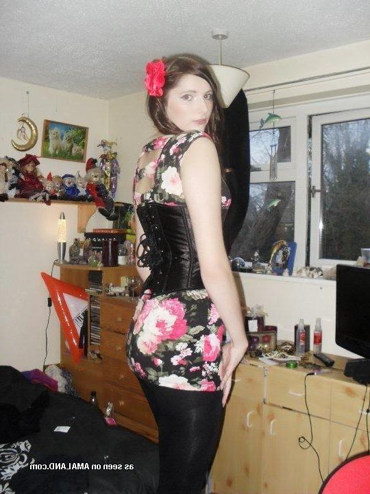 14P Sexy non-nude self-shooting brunette party girl