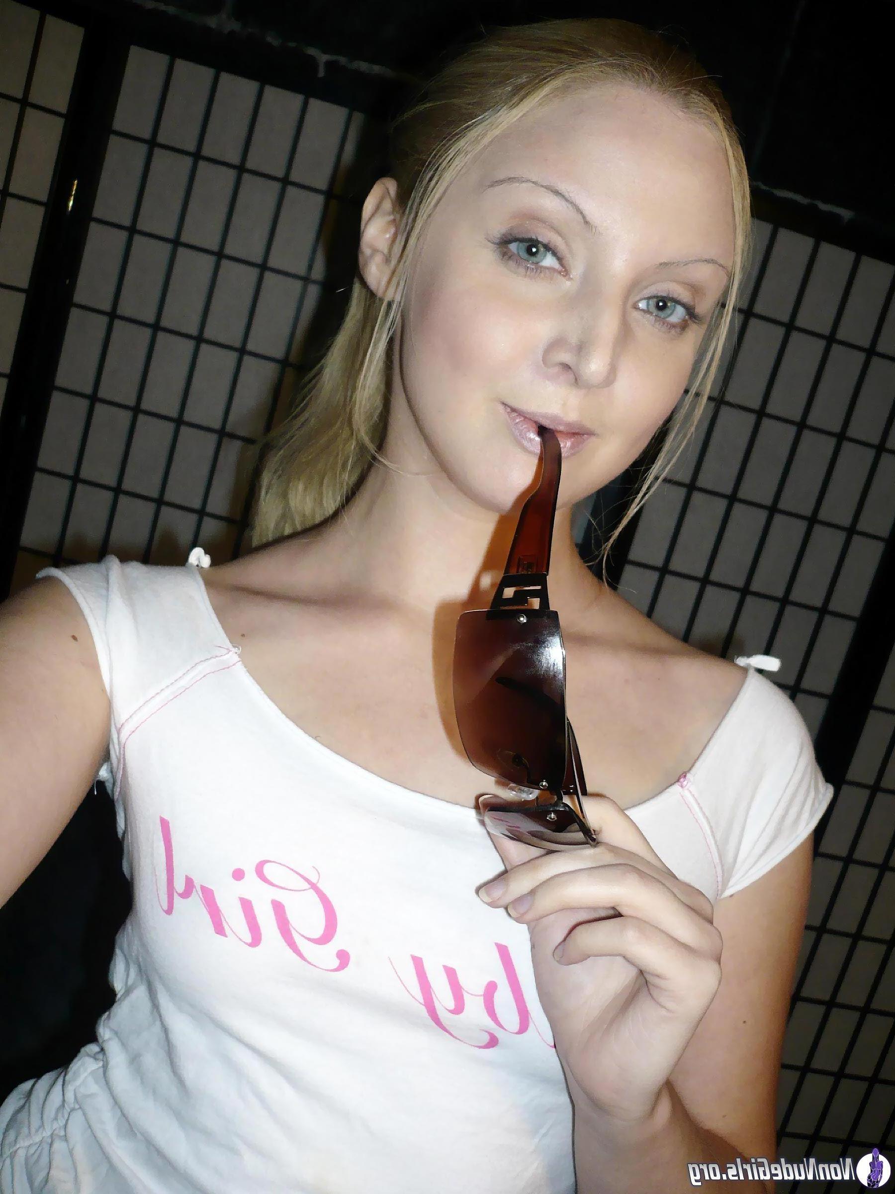 20P Pictures of naughty coeds flaunting their hotness