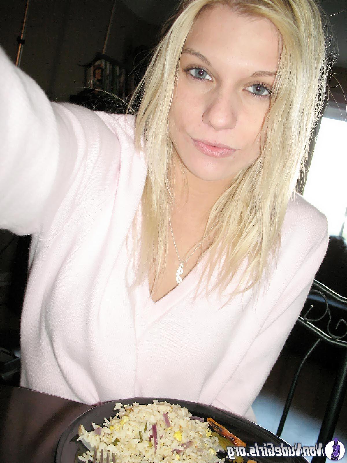 20P Pictures of naughty coeds flaunting their hotness