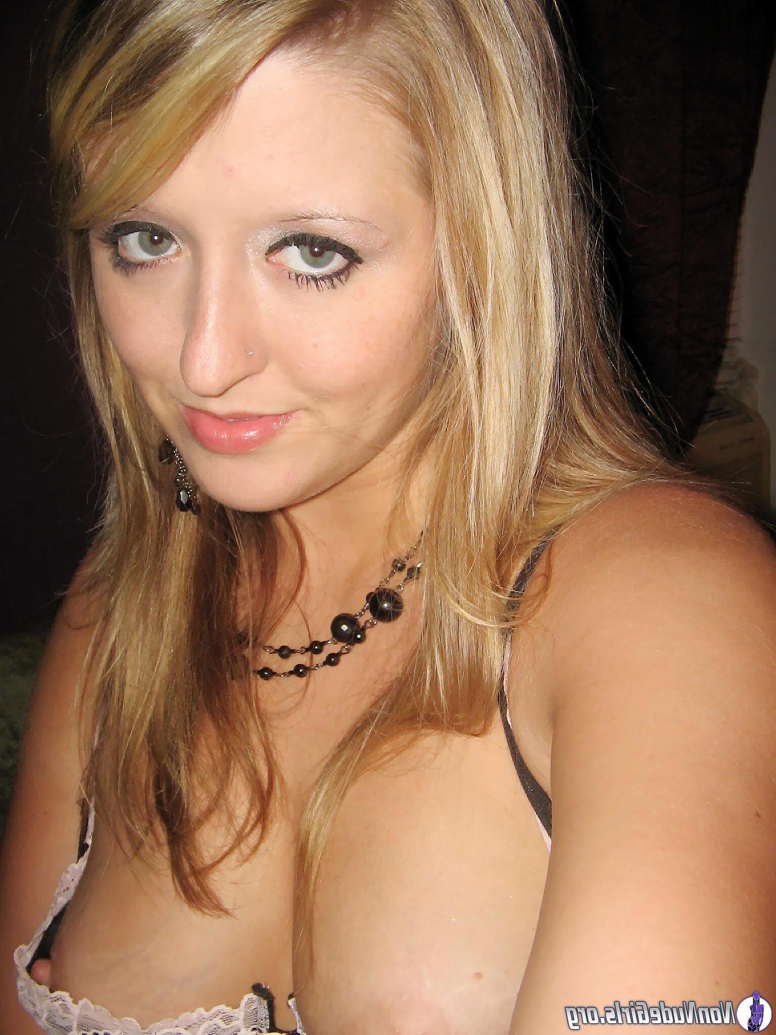 20P Pictures of naughty coeds flaunting their hotness