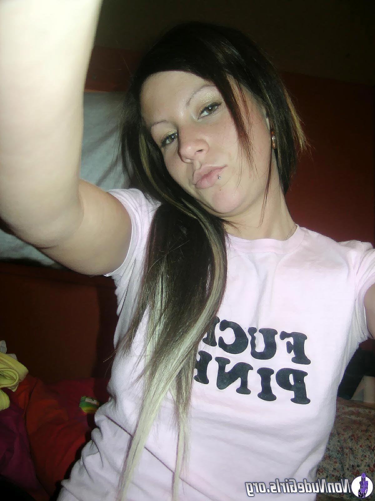 20P Pictures of naughty coeds flaunting their hotness