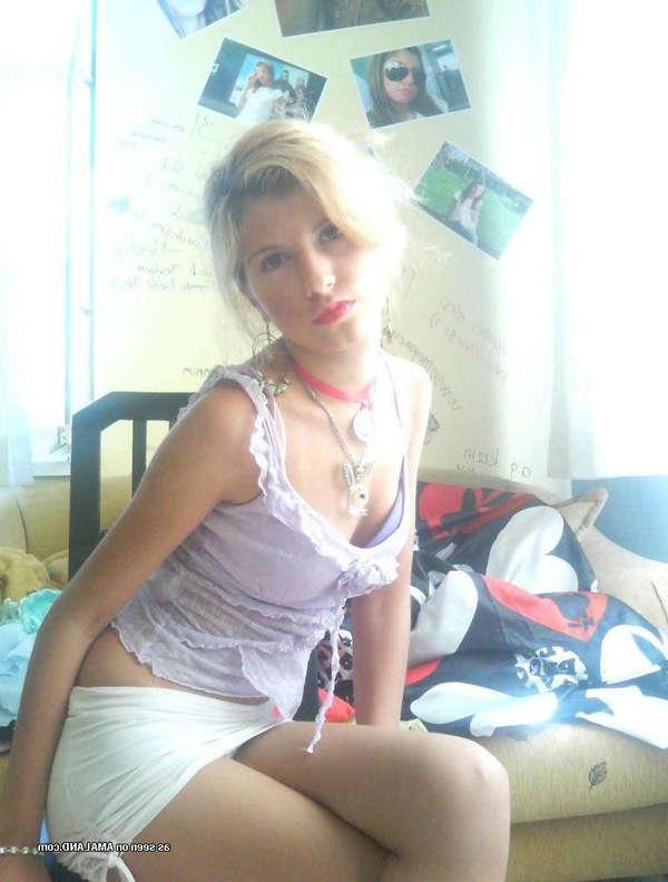 16P Picture gallery of a naughty teen in her sexy lingerie