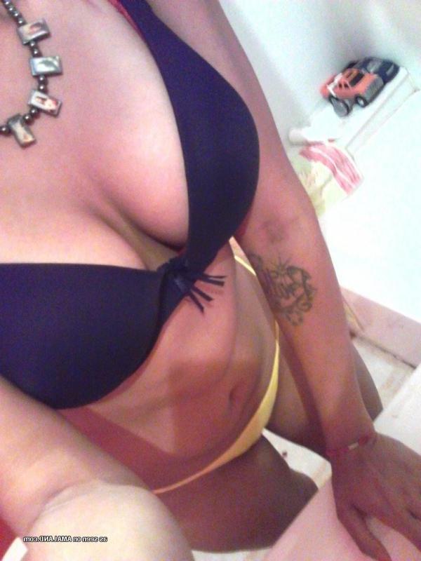 15P Pictures of a naughty selfshooting GF displaying her fine sexy ass