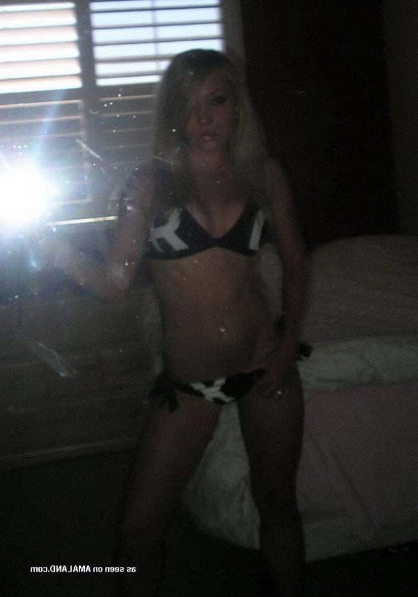 16P Pictures of a gorgeous blonde teen taking pics of herself