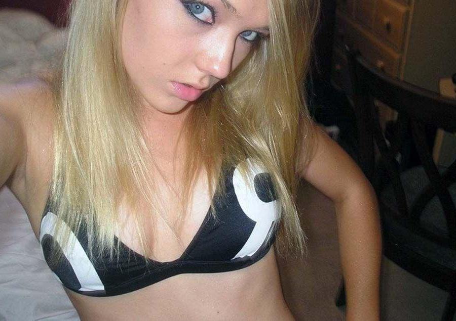 16P Pictures of a gorgeous blonde teen taking pics of herself