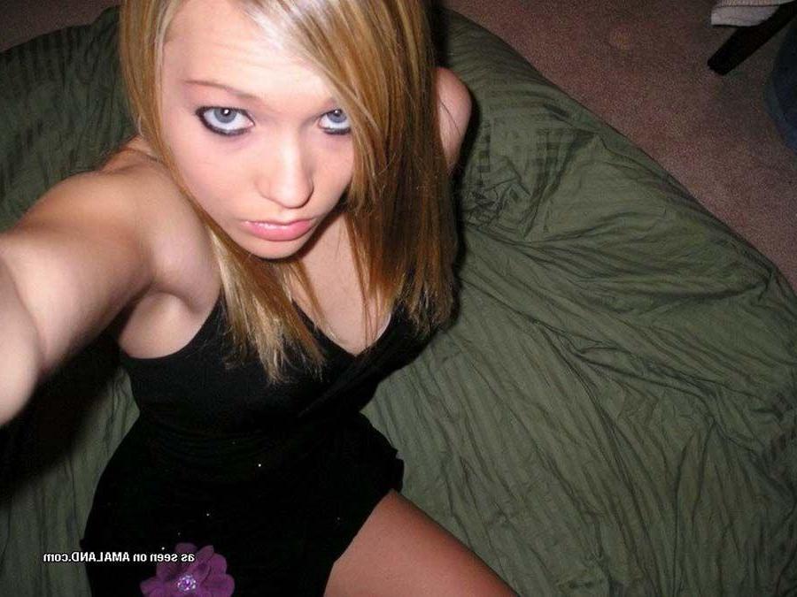 16P Pictures of a gorgeous blonde teen taking pics of herself
