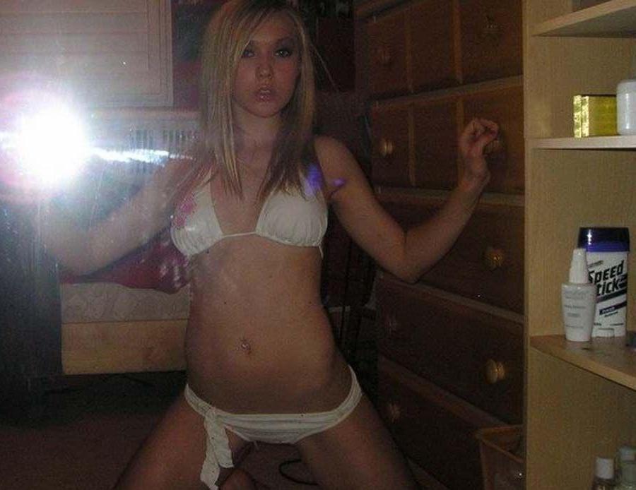 16P Pictures of a gorgeous blonde teen taking pics of herself