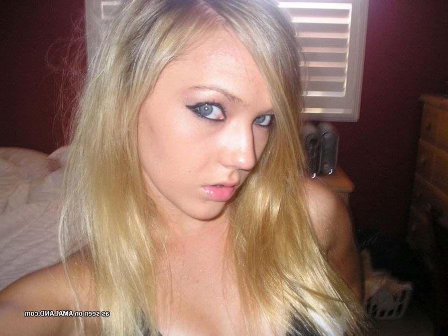 16P Pictures of a gorgeous blonde teen taking pics of herself