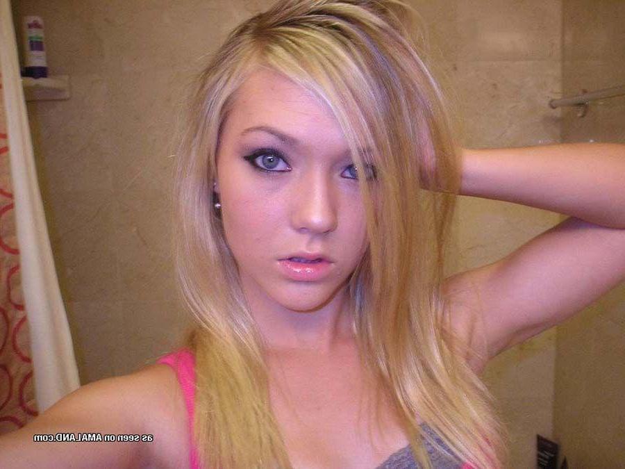 16P Pictures of a gorgeous blonde teen taking pics of herself