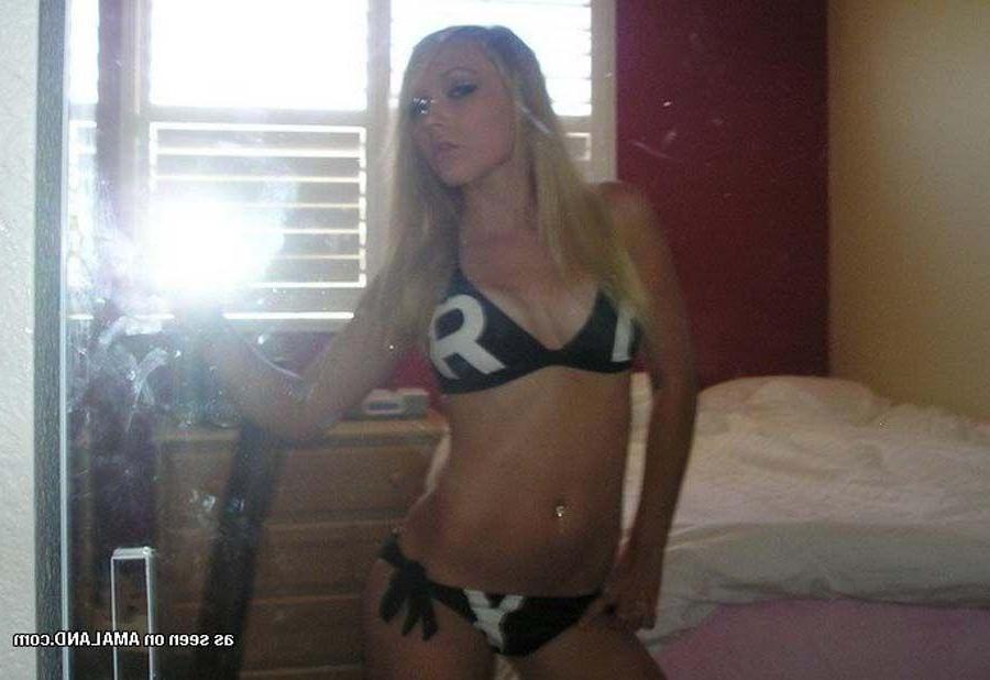 16P Pictures of a gorgeous blonde teen taking pics of herself