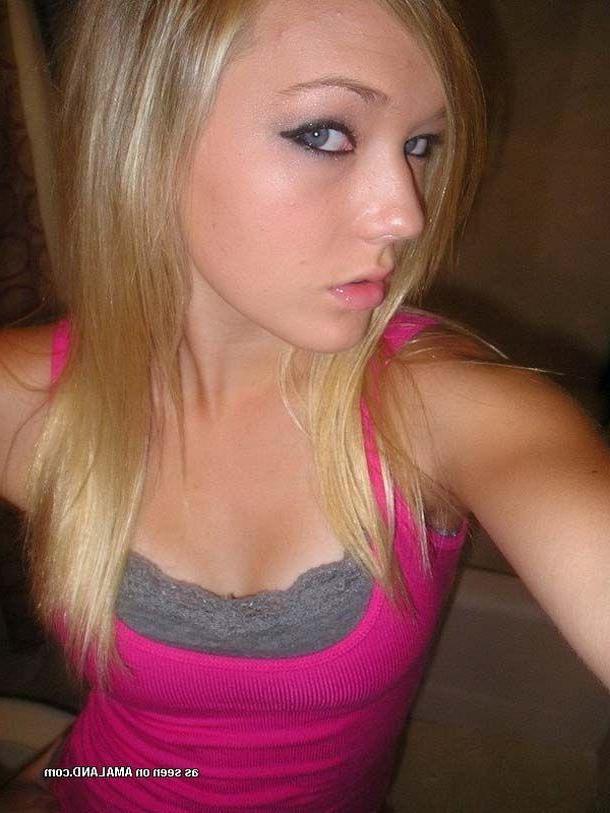 16P Pictures of a gorgeous blonde teen taking pics of herself