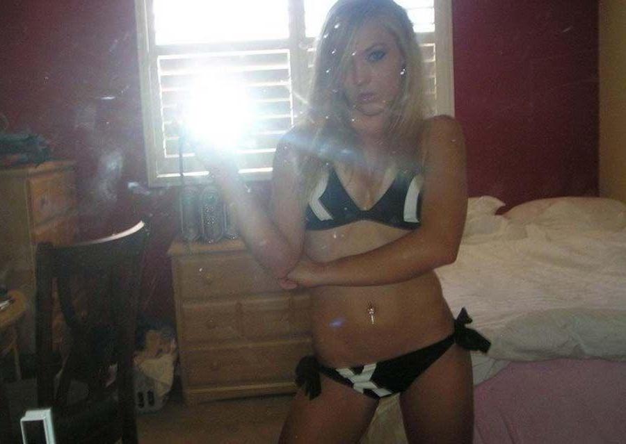 16P Pictures of a gorgeous blonde teen taking pics of herself